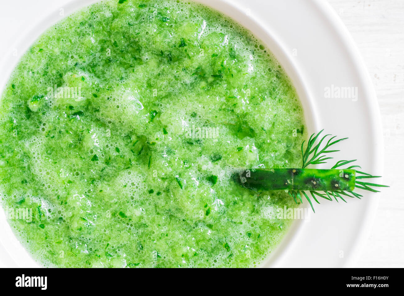 Soupe faite avec des concombres dans la vue de dessus de la plaque libre Banque D'Images
