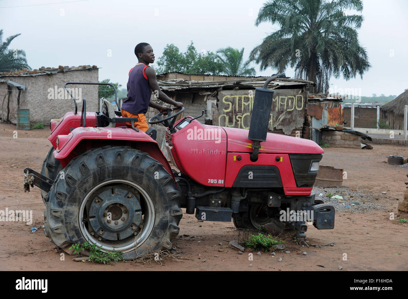 ANGOLA Malanje, 'Election' dans de nombreux villages nouveaux tracteurs ont été données aux chefs du parti MPLA comme cadeau avant les élections, après usage inexpérimenté les tracteurs sont hors de l'ordre et il n'y a pas d'argent pour l'entretien ou de pièces de rechange Banque D'Images