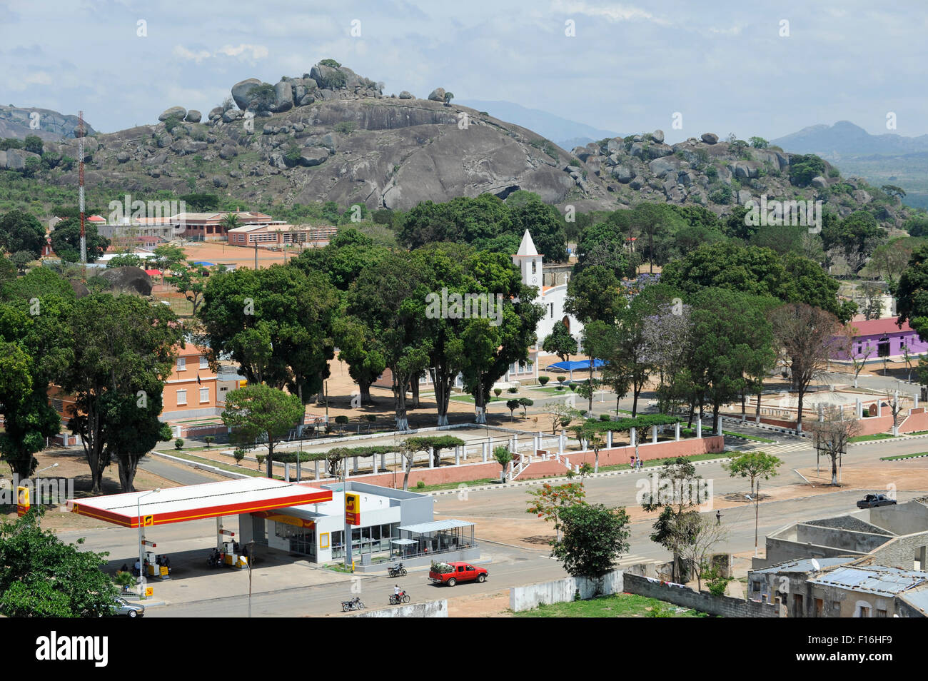 ANGOLA Kibala Quibala, église et station de carburant de Sonangol, la compagnie pétrolière d'état Banque D'Images