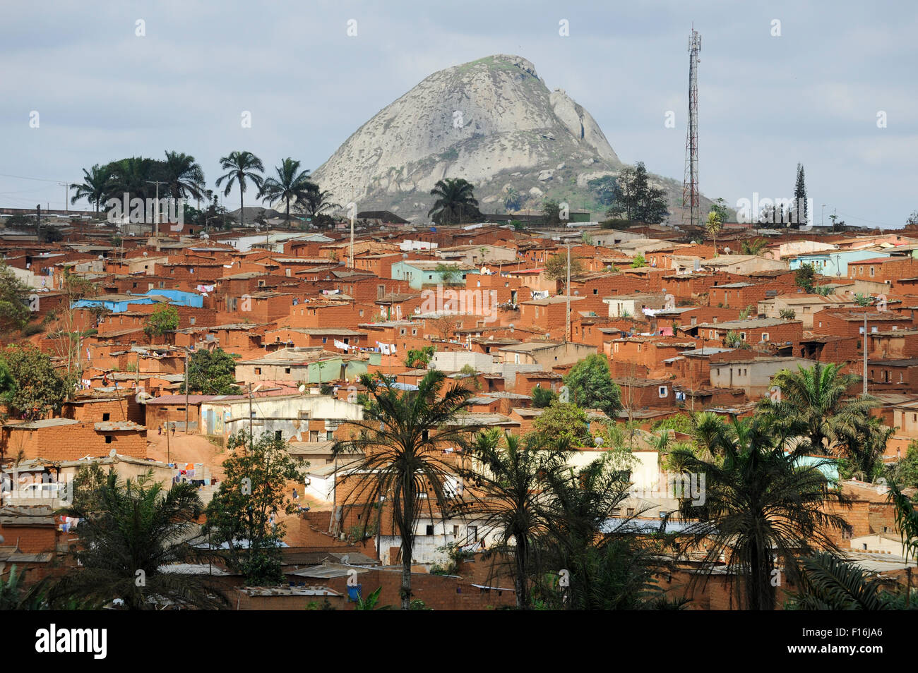 L'ANGOLA, rock et des bidonvilles à la périphérie de Gabela, l'ancienne zone de culture du café pendant l'époque coloniale portugaise Banque D'Images