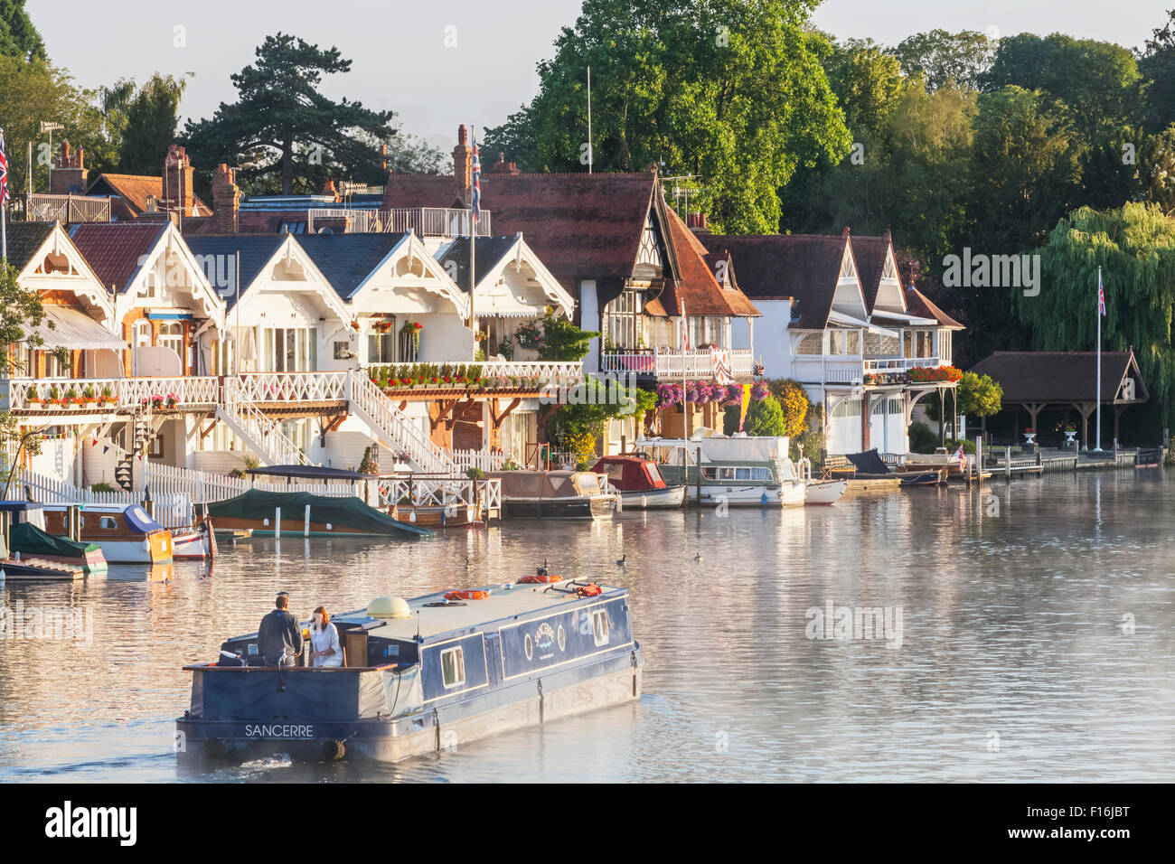 L'Angleterre, l'Oxfordshire, Henley-on-Thames, les hangars à bateaux et péniche sur la Tamise Banque D'Images