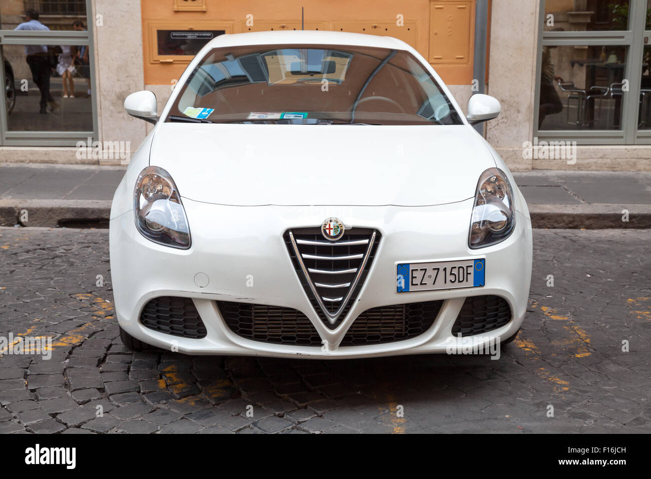 Rome, Italie - 7 août 2015 : Blanc Alfa Romeo Giulietta 940 Type de voiture est garée sur le bord de la ville, Close up vue avant Banque D'Images