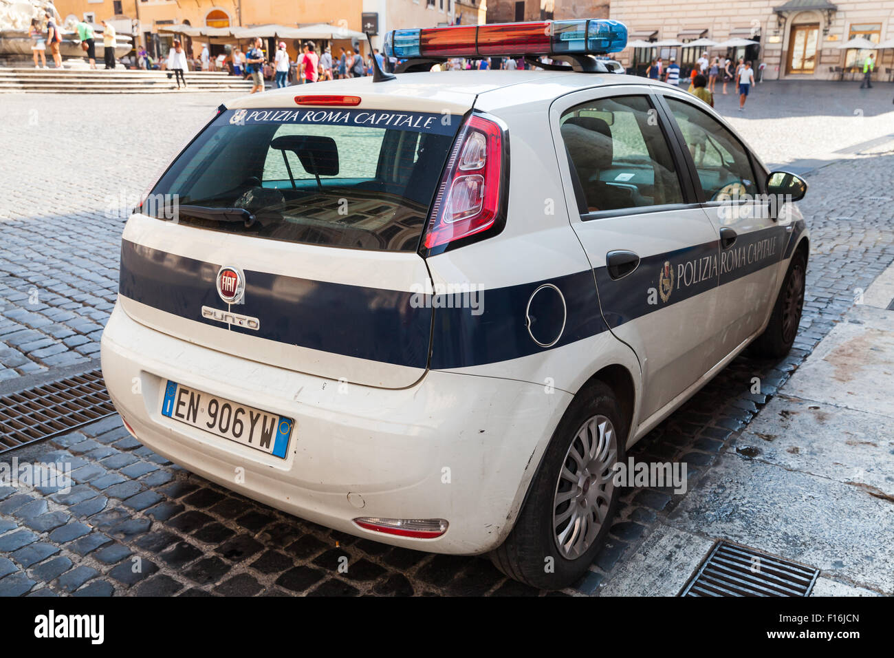 Rome, Italie - 8 août 2015 : Blanc Fiat Punto voiture de police est garée sur le bord de la ville, vue de dos Banque D'Images