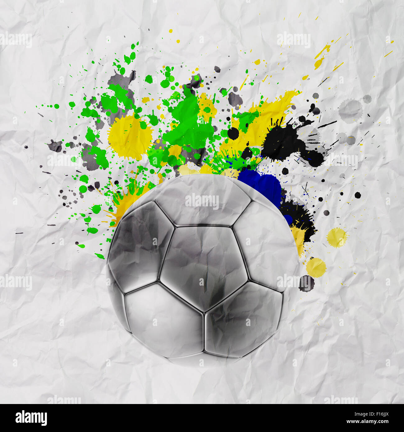 Ballon de soccer avec drapeau brésilien des éclaboussures de couleurs sur fond de papier froissé Banque D'Images