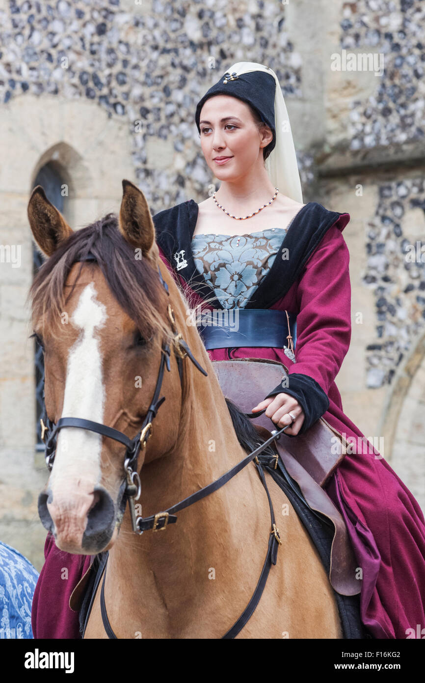 L'Angleterre, West Sussex, Arundel, Château d'Arundel, Dame en costume médiéval à cheval Banque D'Images