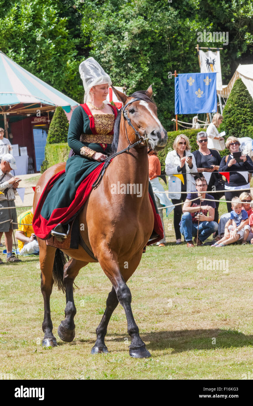 L'Angleterre, West Sussex, Arundel, Château d'Arundel, Dame en costume médiéval à cheval Banque D'Images