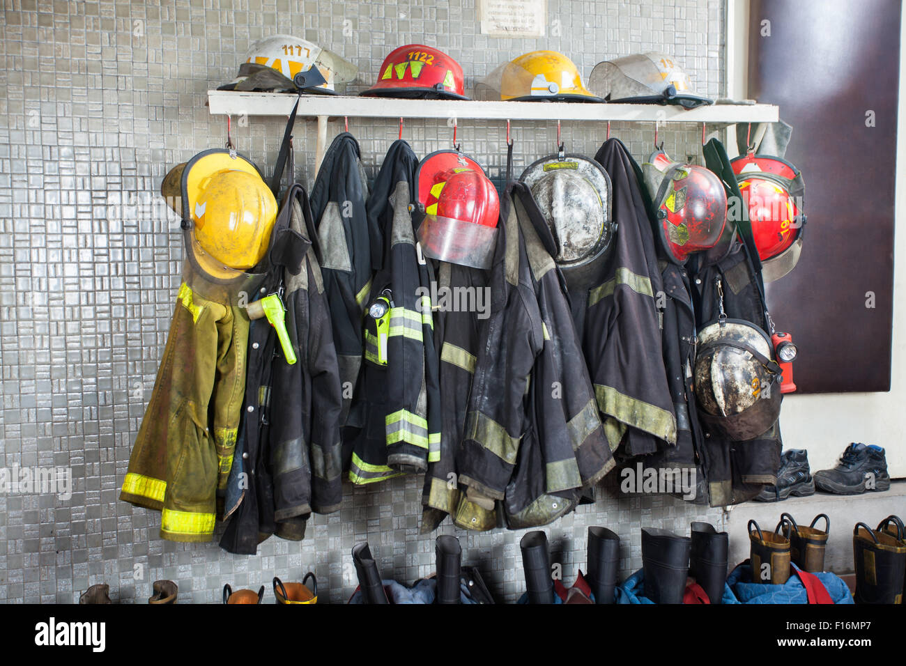 L'uniforme de pompier organisées au poste d'incendie Banque D'Images