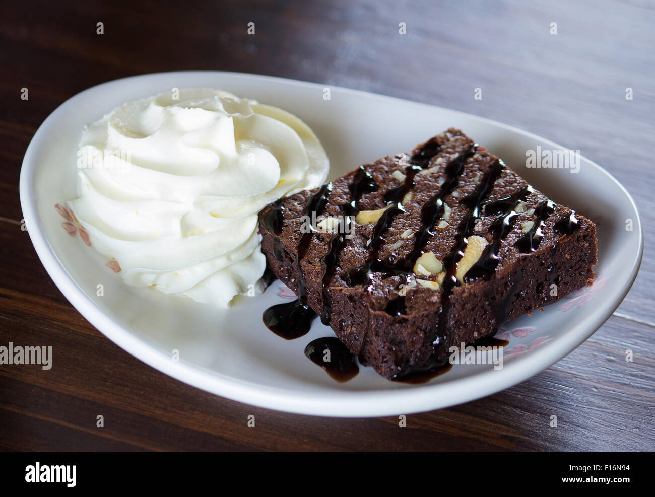 Brownie gâteau à la crème fouettée Banque D'Images