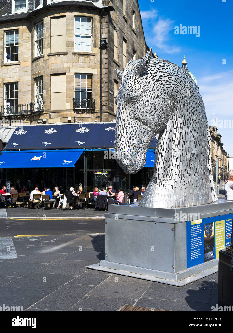 Dh Ryans Bar Café Princes Street Edinburgh Le Kelpie statue cheval personnes extérieur trottoir cafe cafés kelpies Ecosse Banque D'Images