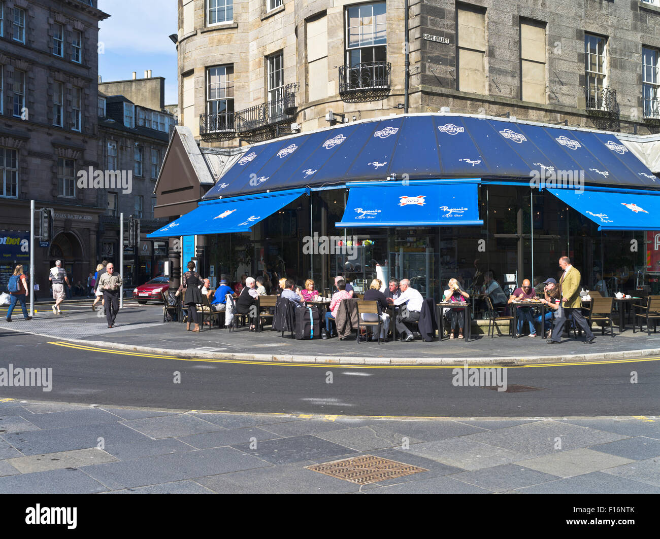 Dh Ryans Bar Café Princes Street d'Édimbourg, les gens à l'extérieur des cafés café de la chaussée l'Ecosse Banque D'Images