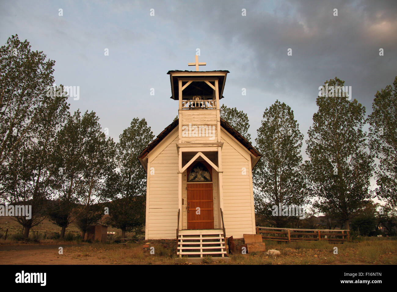 Petite église de campagne par le côté de la route. Banque D'Images