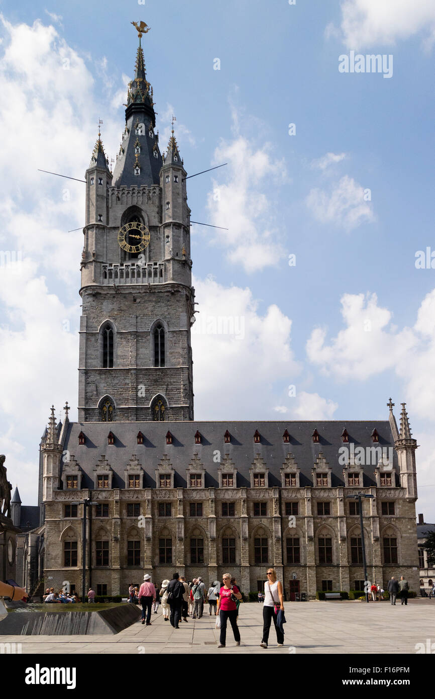 La tour du beffroi au Saint Bavo's square à Ghend, Belgique Banque D'Images