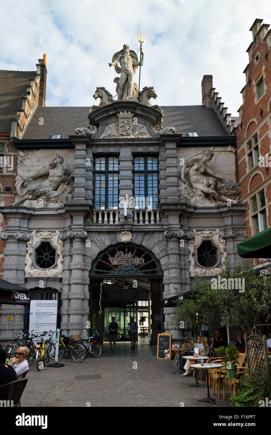 Le vieux marché aux poissons avec la statue du dieu romain Neptune avec trident au-dessus de l'entrée dans Ghend, Belgique Banque D'Images