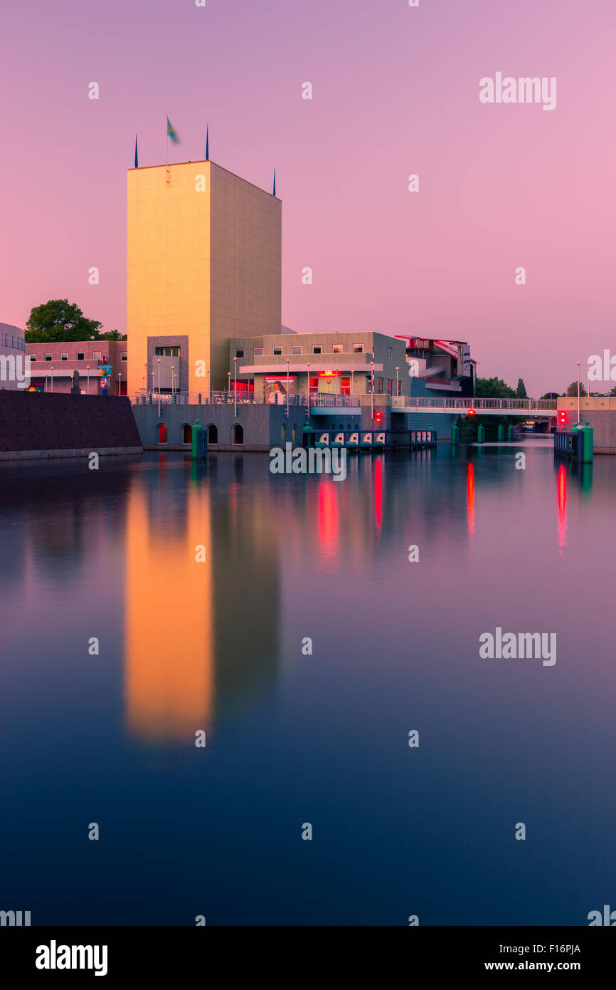 Groninger Museum à l'heure bleue à Groningen, Pays-Bas Banque D'Images