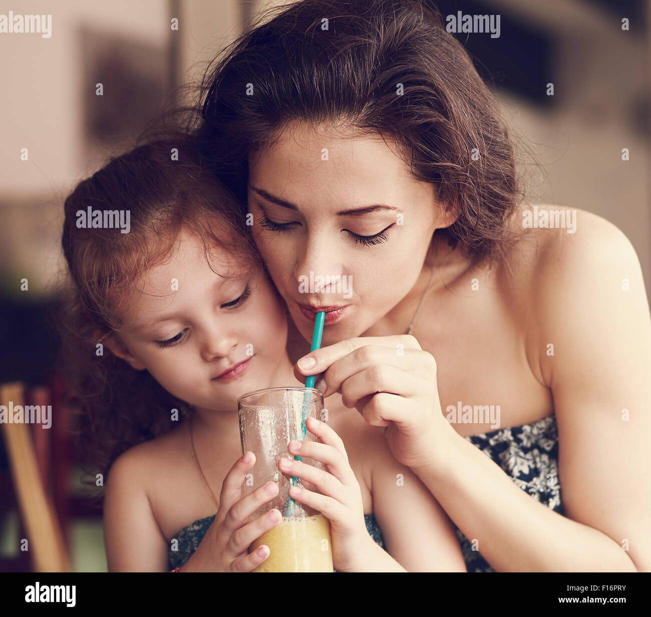 Famille heureuse de boire du jus d'orange et café joying en milieu urbain. L'émotion naturelle closeup portrait vintage Banque D'Images