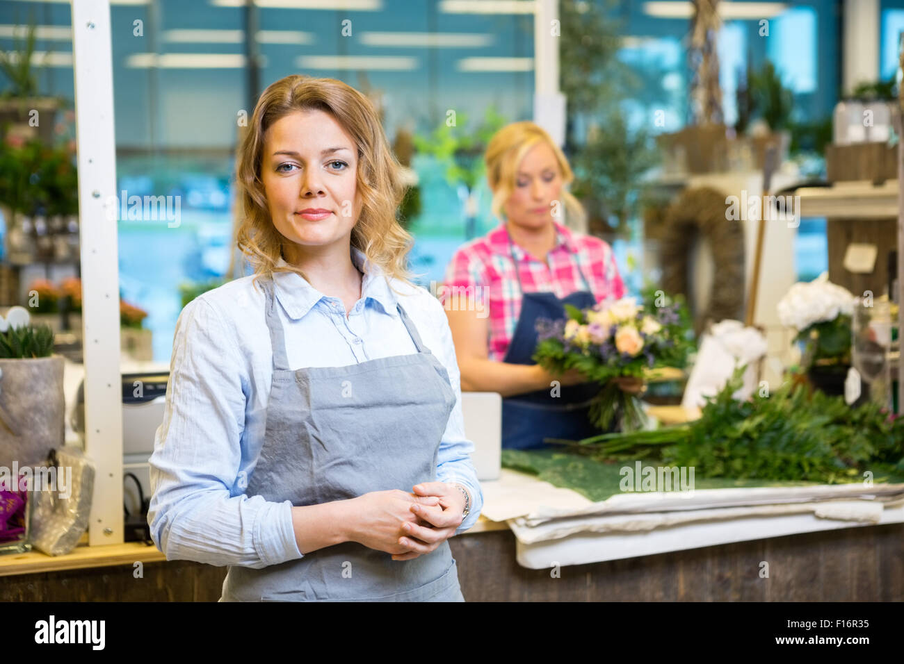 Portrait of female florist in shop Banque D'Images