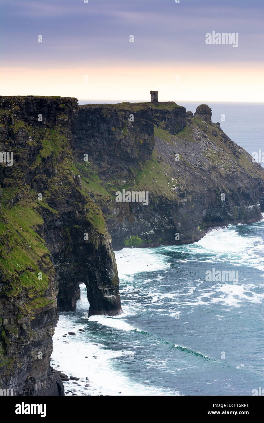 Vue de la tour à la tête d'Hag et passage de la mer au soir à les falaises de Moher, sur la côte de Clare dans l'ouest de l'Irlande Banque D'Images