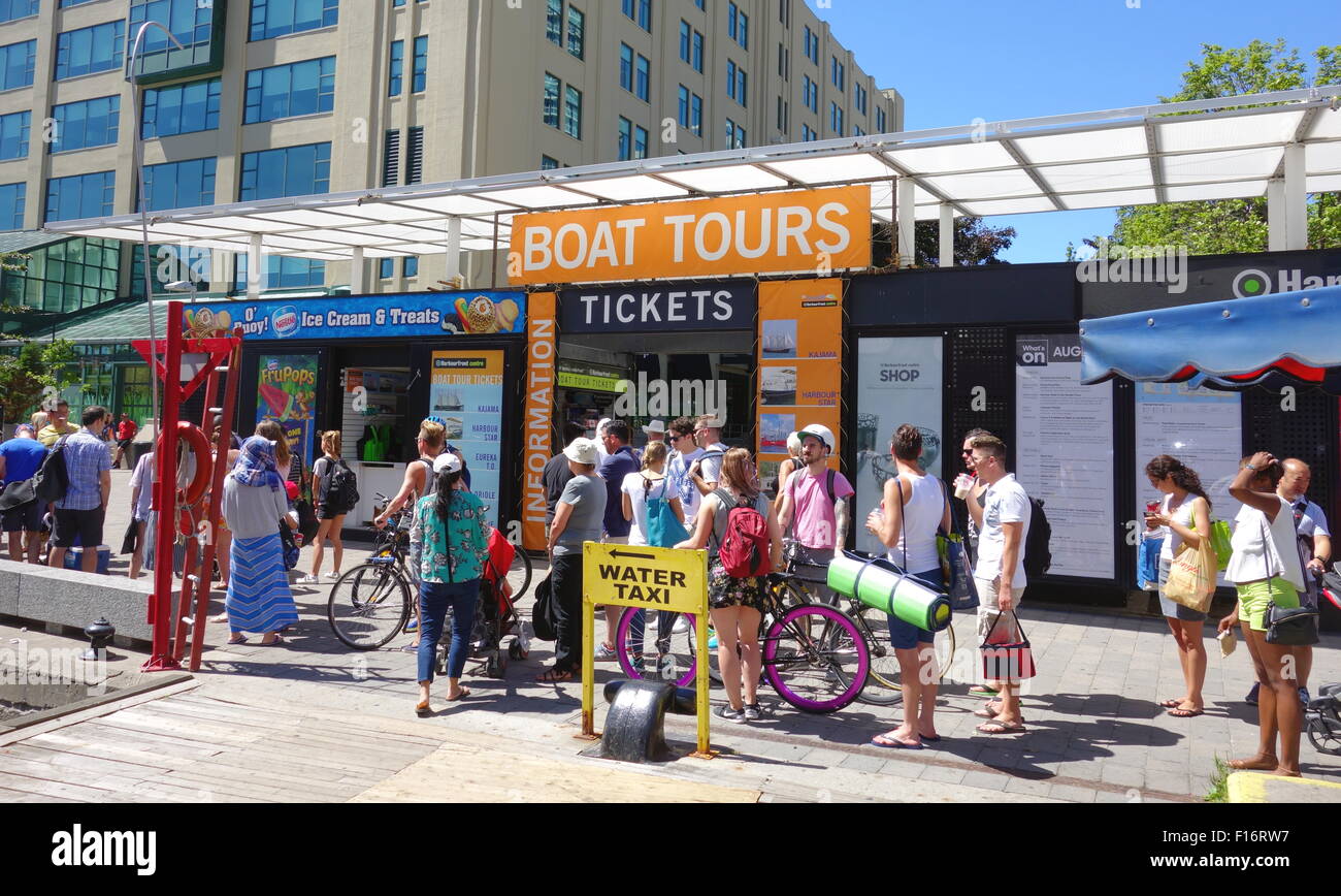 Les gens faire la queue en attente d'un service de taxi de l'eau à Toronto, Canada Banque D'Images