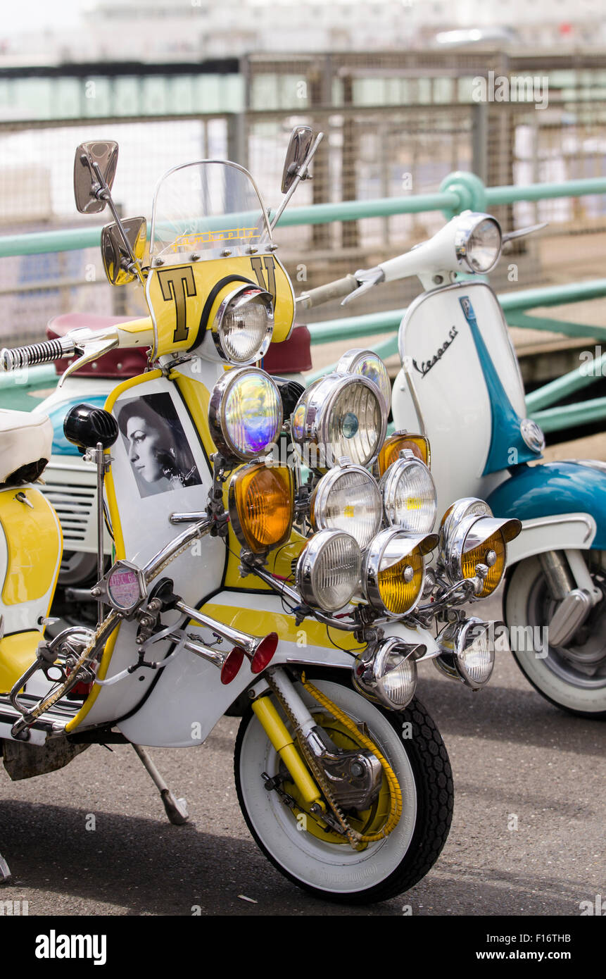 Brighton, Angleterre, Royaume-Uni. 28 août 2015. Brighton et moderniste 60s Weekender commence avec un temps magnifique. Des hordes de cavaliers sont arrivés sur le front de mer de Brighton pour montrer leurs scooters personnalisés au cours de la Banque week-end de vacances. Ici, Jerry Churchill, de Bristol, est photographié avec son scooter, un hommage à Amy Winehouse, décédée en 2011, et apparemment une fois roulé le scooter. Mots sur le scooter lire ; 'Amy Winehouse disparue mais jamais oublié'. L'événement qui devrait attirer des centaines de mods se déroule du 28 au 30 août 2015. Credit : Francesca Moore/Alamy Live News Banque D'Images