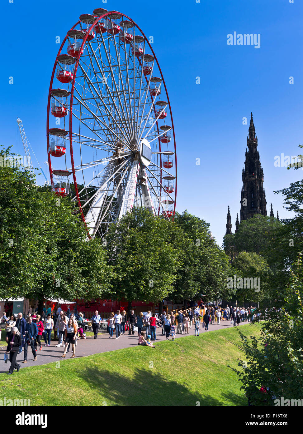 dh Edinburgh Wheel PRINCES ST GARDENS EDINBURGH Ferris Wheel été scotland City Street Garden Banque D'Images