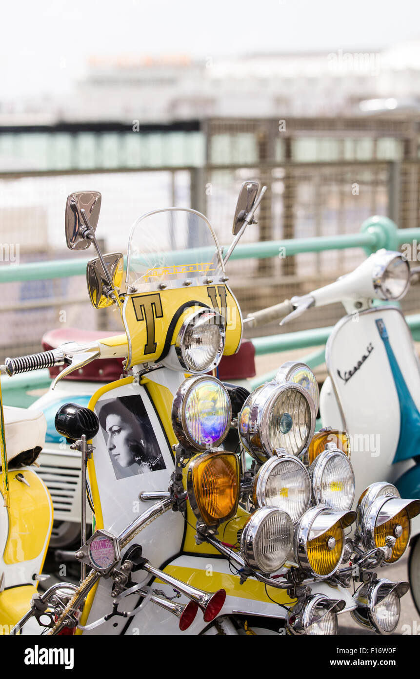 Brighton, Angleterre, Royaume-Uni. 28 août 2015. Brighton et moderniste 60s Weekender commence avec un temps magnifique. Des hordes de cavaliers sont arrivés sur le front de mer de Brighton pour montrer leurs scooters personnalisés au cours de la Banque week-end de vacances. Ici, Jerry Churchill, de Bristol, est photographié avec son scooter, un hommage à Amy Winehouse, décédée en 2011, et apparemment une fois roulé le scooter. Mots sur le scooter lire ; 'Amy Winehouse disparue mais jamais oublié'. L'événement qui devrait attirer des centaines de mods se déroule du 28 au 30 août 2015. Credit : Francesca Moore/Alamy Live News Banque D'Images