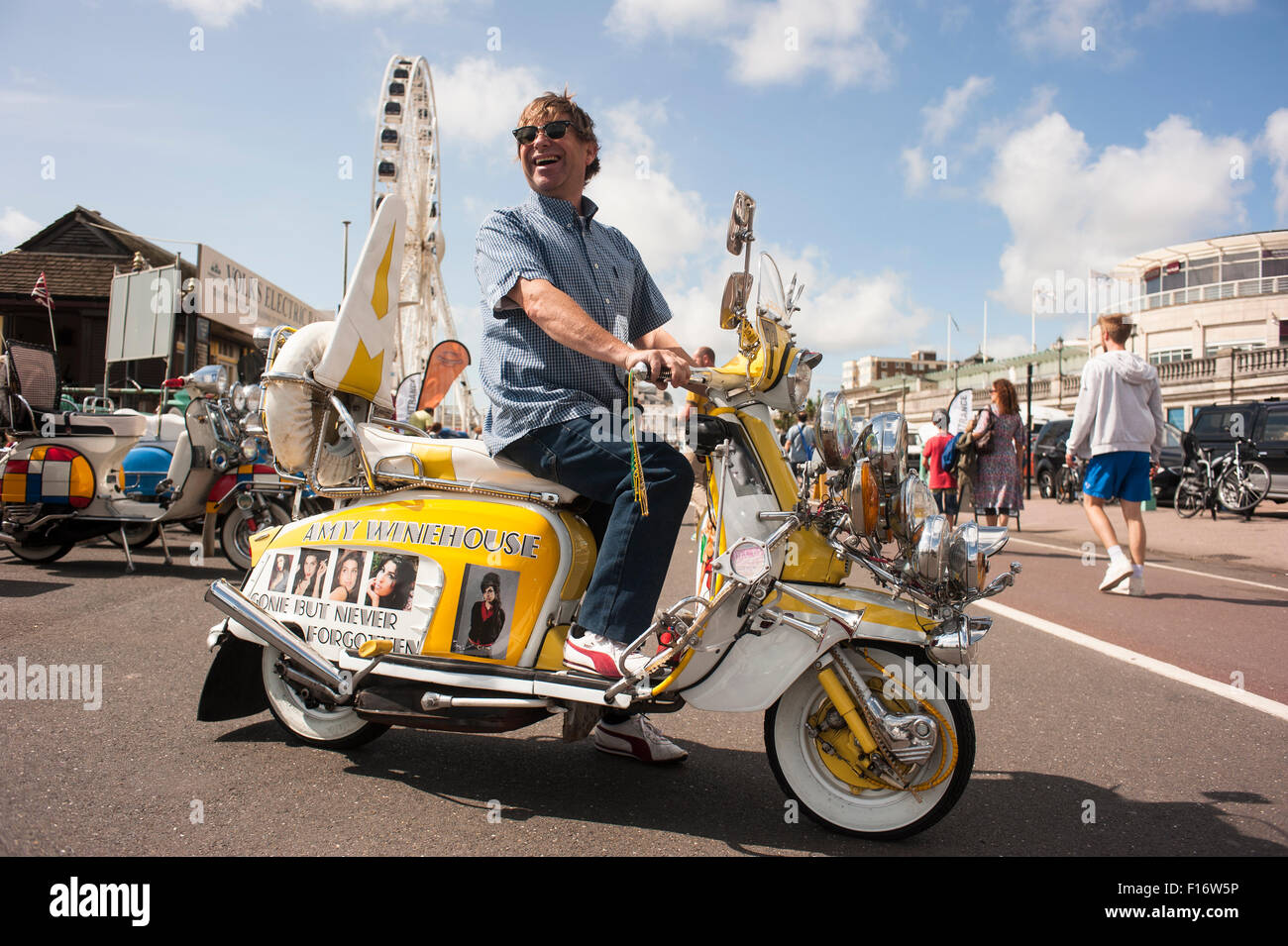 Brighton, Angleterre, Royaume-Uni. 28 août 2015. Brighton et moderniste 60s Weekender commence avec un temps magnifique. Des hordes de cavaliers sont arrivés sur le front de mer de Brighton pour montrer leurs scooters personnalisés au cours de la Banque week-end de vacances. Ici, Jerry Churchill, de Bristol, est photographié avec son scooter, un hommage à Amy Winehouse, décédée en 2011, et apparemment une fois roulé le scooter. Mots sur le scooter lire ; 'Amy Winehouse disparue mais jamais oublié'. L'événement qui devrait attirer des centaines de mods se déroule du 28 au 30 août 2015. Credit : Francesca Moore/Alamy Live News Banque D'Images