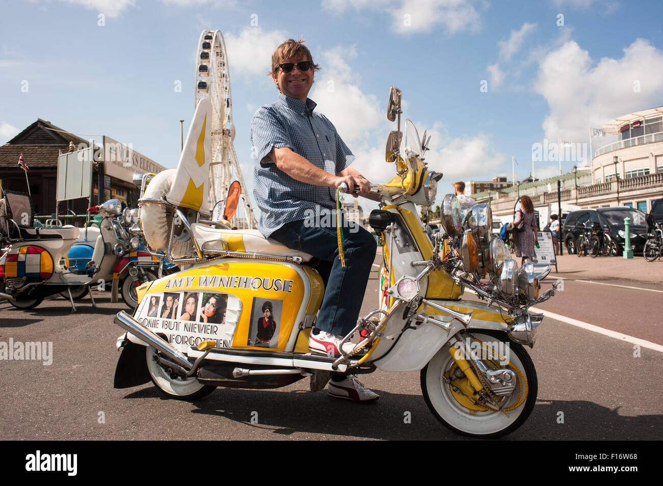 Brighton, Angleterre, Royaume-Uni. 28 août 2015. Brighton et moderniste 60s Weekender commence avec un temps magnifique. Des hordes de cavaliers sont arrivés sur le front de mer de Brighton pour montrer leurs scooters personnalisés au cours de la Banque week-end de vacances. Ici, Jerry Churchill, de Bristol, est photographié avec son scooter, un hommage à Amy Winehouse, décédée en 2011, et apparemment une fois roulé le scooter. Mots sur le scooter lire ; 'Amy Winehouse disparue mais jamais oublié'. L'événement qui devrait attirer des centaines de mods se déroule du 28 au 30 août 2015. Credit : Francesca Moore/Alamy Live News Banque D'Images