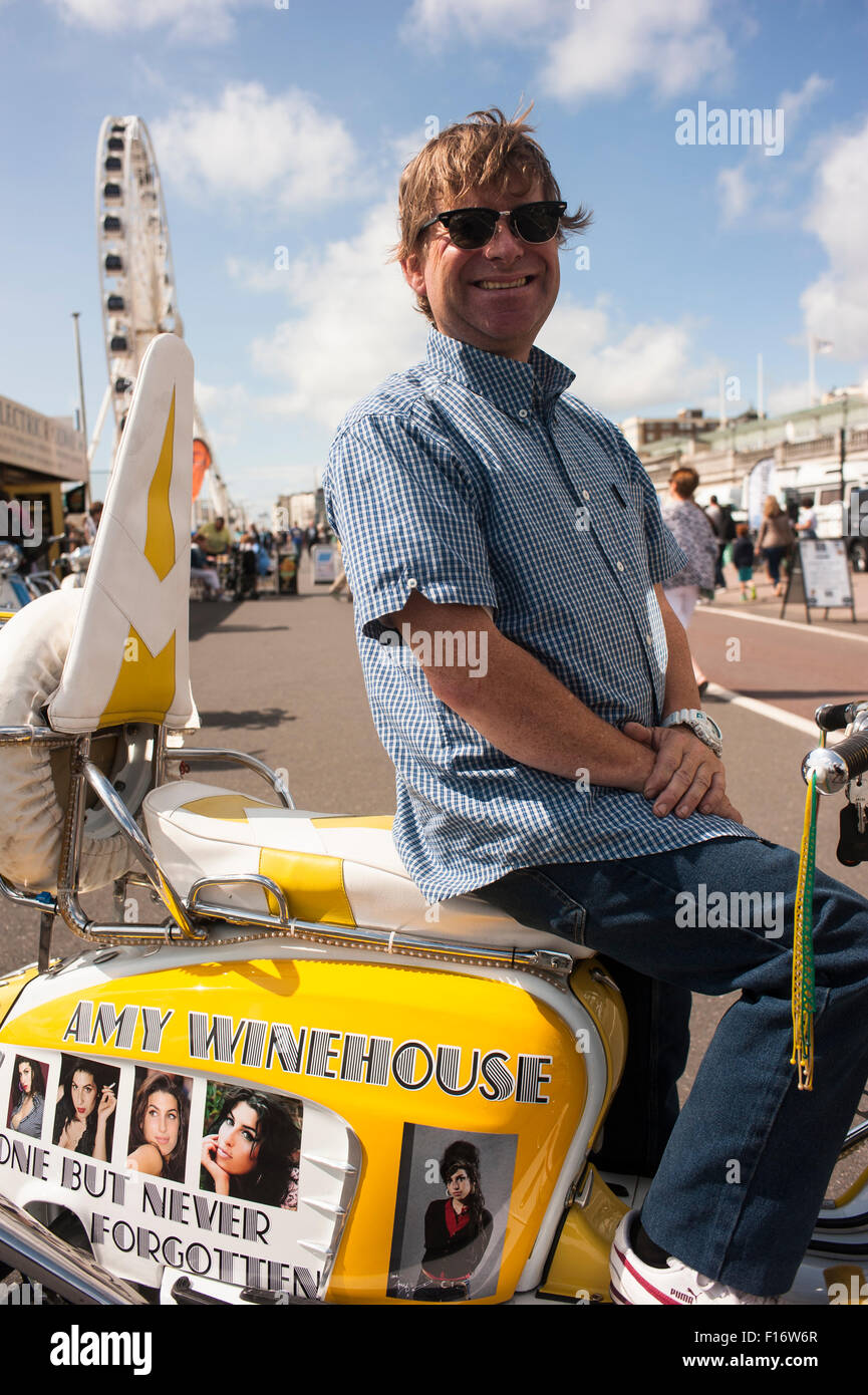 Brighton, Angleterre, Royaume-Uni. 28 août 2015. Brighton et moderniste 60s Weekender commence avec un temps magnifique. Des hordes de cavaliers sont arrivés sur le front de mer de Brighton pour montrer leurs scooters personnalisés au cours de la Banque week-end de vacances. Ici, Jerry Churchill, de Bristol, est photographié avec son scooter, un hommage à Amy Winehouse, décédée en 2011, et apparemment une fois roulé le scooter. Mots sur le scooter lire ; 'Amy Winehouse disparue mais jamais oublié'. L'événement qui devrait attirer des centaines de mods se déroule du 28 au 30 août 2015. Credit : Francesca Moore/Alamy Live News Banque D'Images
