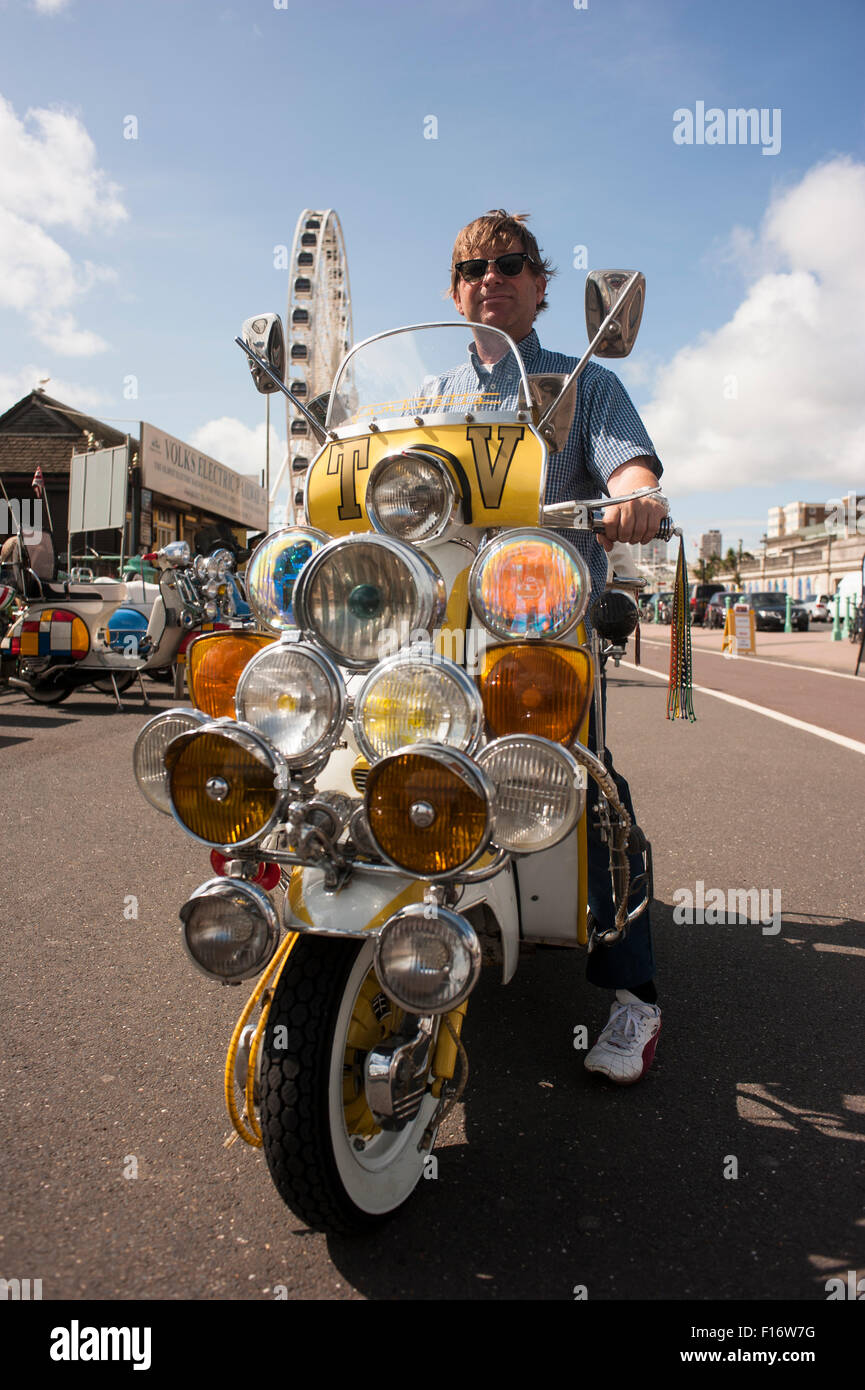 Brighton, Angleterre, Royaume-Uni. 28 août 2015. Brighton et moderniste 60s Weekender commence avec un temps magnifique. Des hordes de cavaliers sont arrivés sur le front de mer de Brighton pour montrer leurs scooters personnalisés au cours de la Banque week-end de vacances. Ici, Jerry Churchill, de Bristol, est photographié avec son scooter, un hommage à Amy Winehouse, décédée en 2011, et apparemment une fois roulé le scooter. Mots sur le scooter lire ; 'Amy Winehouse disparue mais jamais oublié'. L'événement qui devrait attirer des centaines de mods se déroule du 28 au 30 août 2015. Credit : Francesca Moore/Alamy Live News Banque D'Images