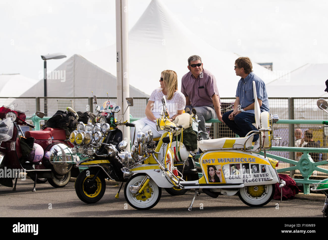 Brighton, Angleterre, Royaume-Uni. 28 août 2015. Brighton et moderniste 60s Weekender commence avec un temps magnifique. Des hordes de cavaliers sont arrivés sur le front de mer de Brighton pour montrer leurs scooters personnalisés au cours de la Banque week-end de vacances. Ici, Jerry Churchill, de Bristol, est photographié avec son scooter, un hommage à Amy Winehouse, décédée en 2011, et apparemment une fois roulé le scooter. Mots sur le scooter lire ; 'Amy Winehouse disparue mais jamais oublié'. L'événement qui devrait attirer des centaines de mods se déroule du 28 au 30 août 2015. Credit : Francesca Moore/Alamy Live News Banque D'Images