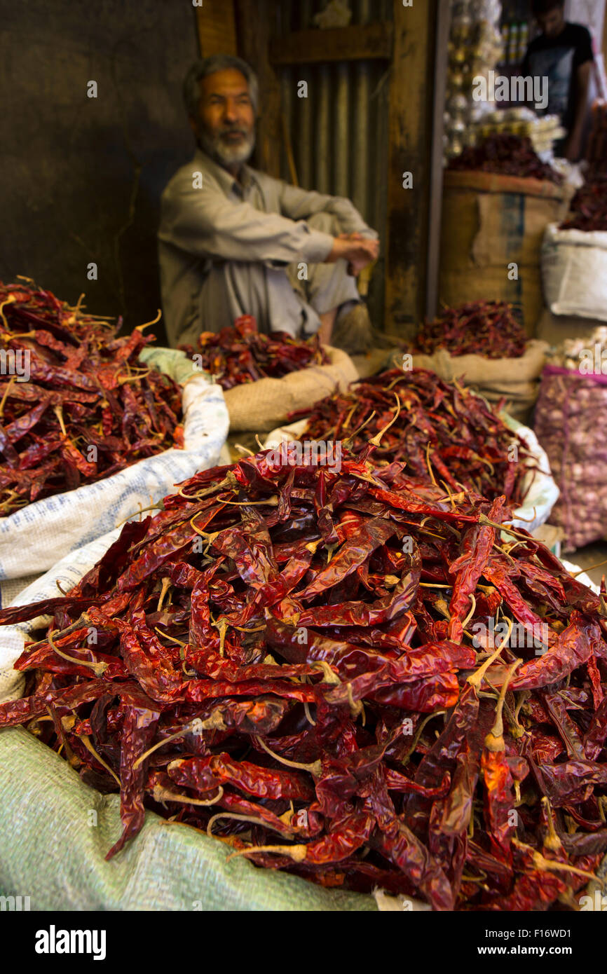 L'Inde, le Jammu-et-Cachemire, Srinagar, vieille ville, je Khankah Moulla, des piments séchés à chaud sur l'affichage à l'extérieur de magasin alimentaire Banque D'Images