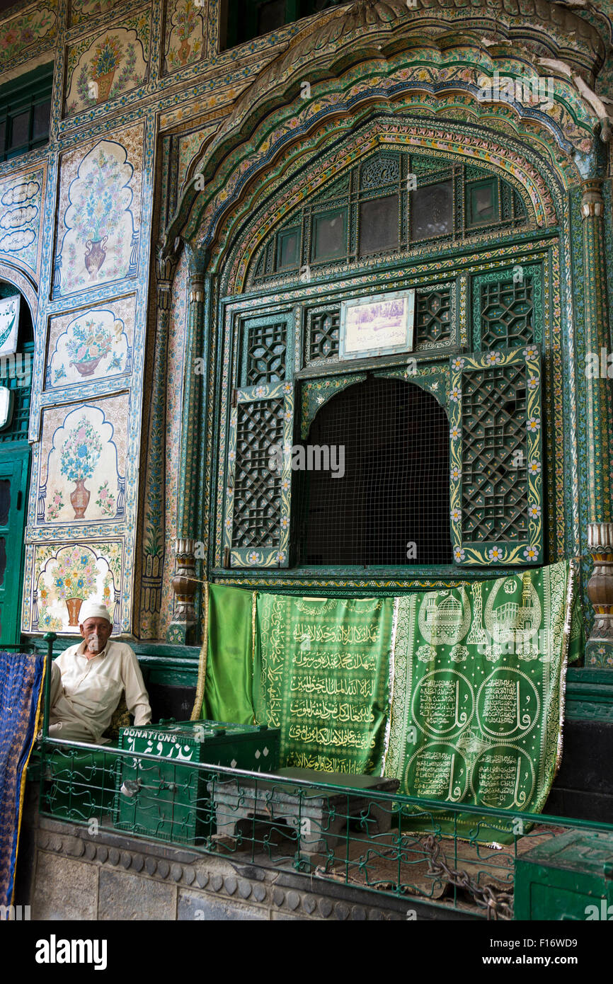 L'Inde, le Jammu-et-Cachemire, Srinagar, Khanqah-i-Mu'ala, la Mosquée Shah Hamdan, l'homme Contrôle de boîte de donation Banque D'Images