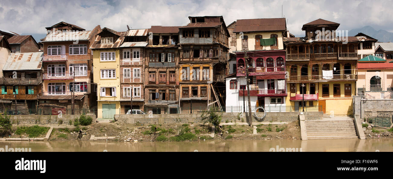 L'Inde, le Jammu-et-Cachemire, Srinagar, historique, vieux bâtiments sur les rives de la rivière Jhelum, vue panoramique Banque D'Images