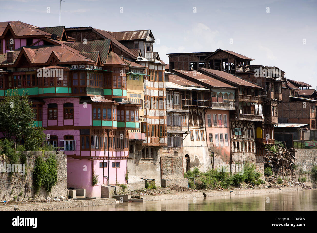 L'Inde, le Jammu-et-Cachemire, Srinagar, historique, vieux bâtiments sur les rives de la rivière Jhelum Banque D'Images