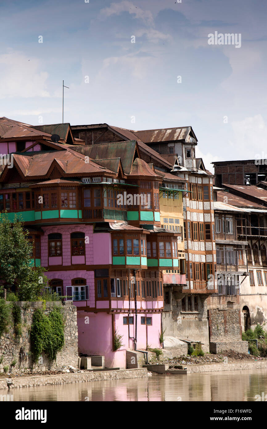 L'Inde, le Jammu-et-Cachemire, Srinagar, de vieux bâtiments historiques sur les rives de la rivière Jhelum Banque D'Images