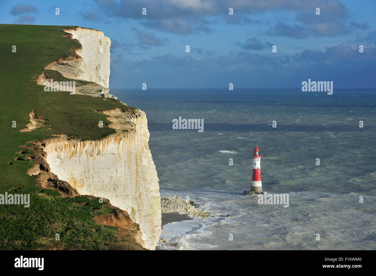 Vue sur l'effet de l'érosion des falaises de craie blanche et phare de Beachy Head le long de la Manche, dans le sud de l'Angleterre Sussex, UK Banque D'Images