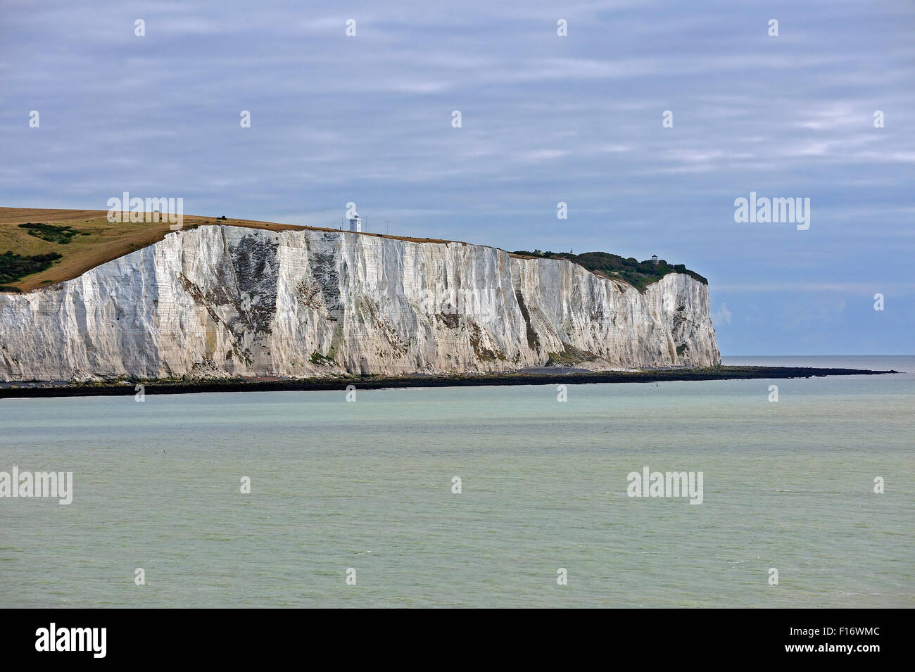 Les falaises blanches de Douvres et le phare de l'avant-pays du sud de la Manche, dans le Kent, England, UK Banque D'Images