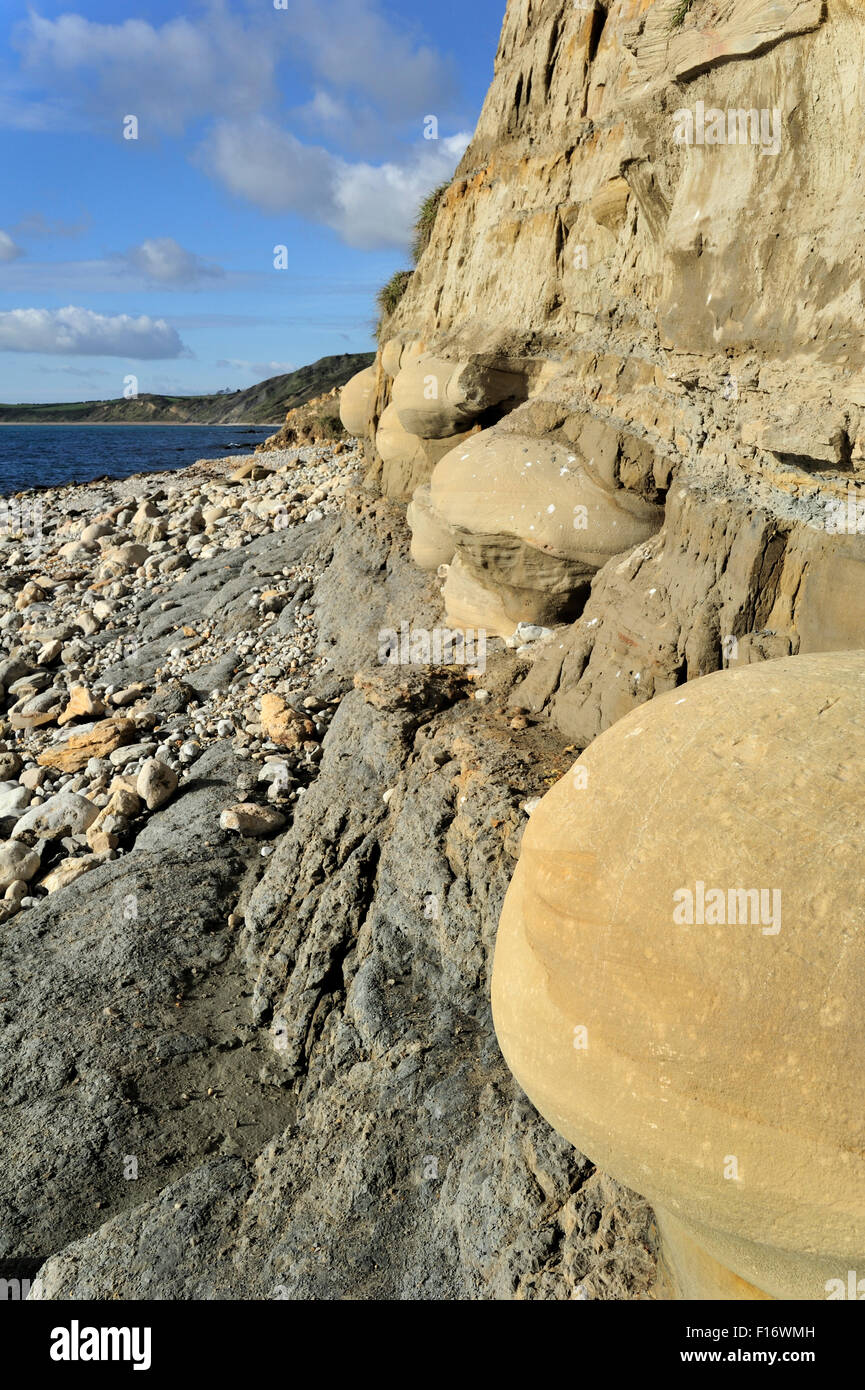 Les nodules arrondis sur la plage près de Osmington Mills, faite de calcite-grès cimenté le long de la Côte Jurassique, Dorset, England, UK Banque D'Images
