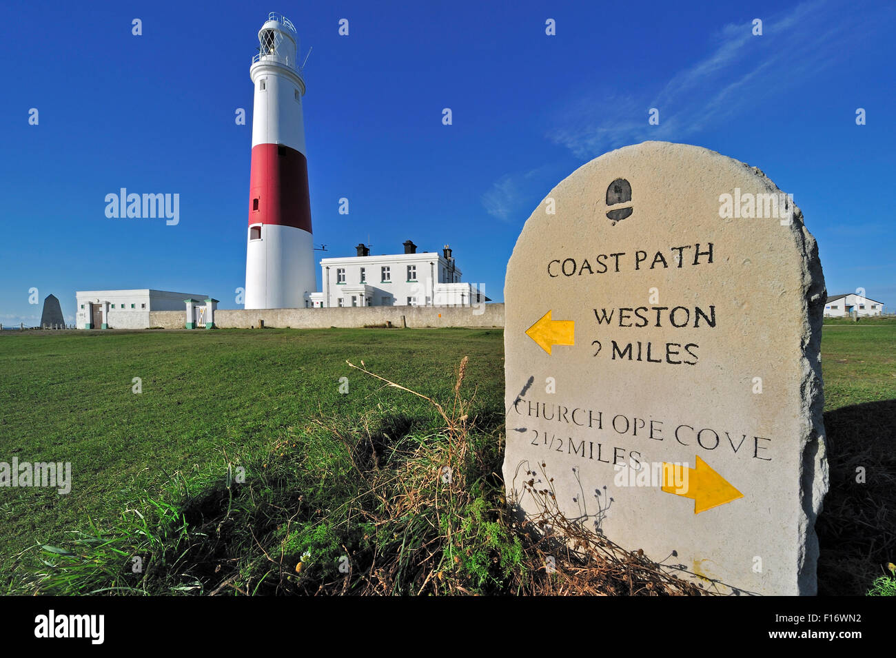 Portland Bill Lighthouse et pierre enseigne sur l'Île de Portland le long de la Côte Jurassique, Dorset, dans le sud de l'Angleterre, Royaume-Uni Banque D'Images