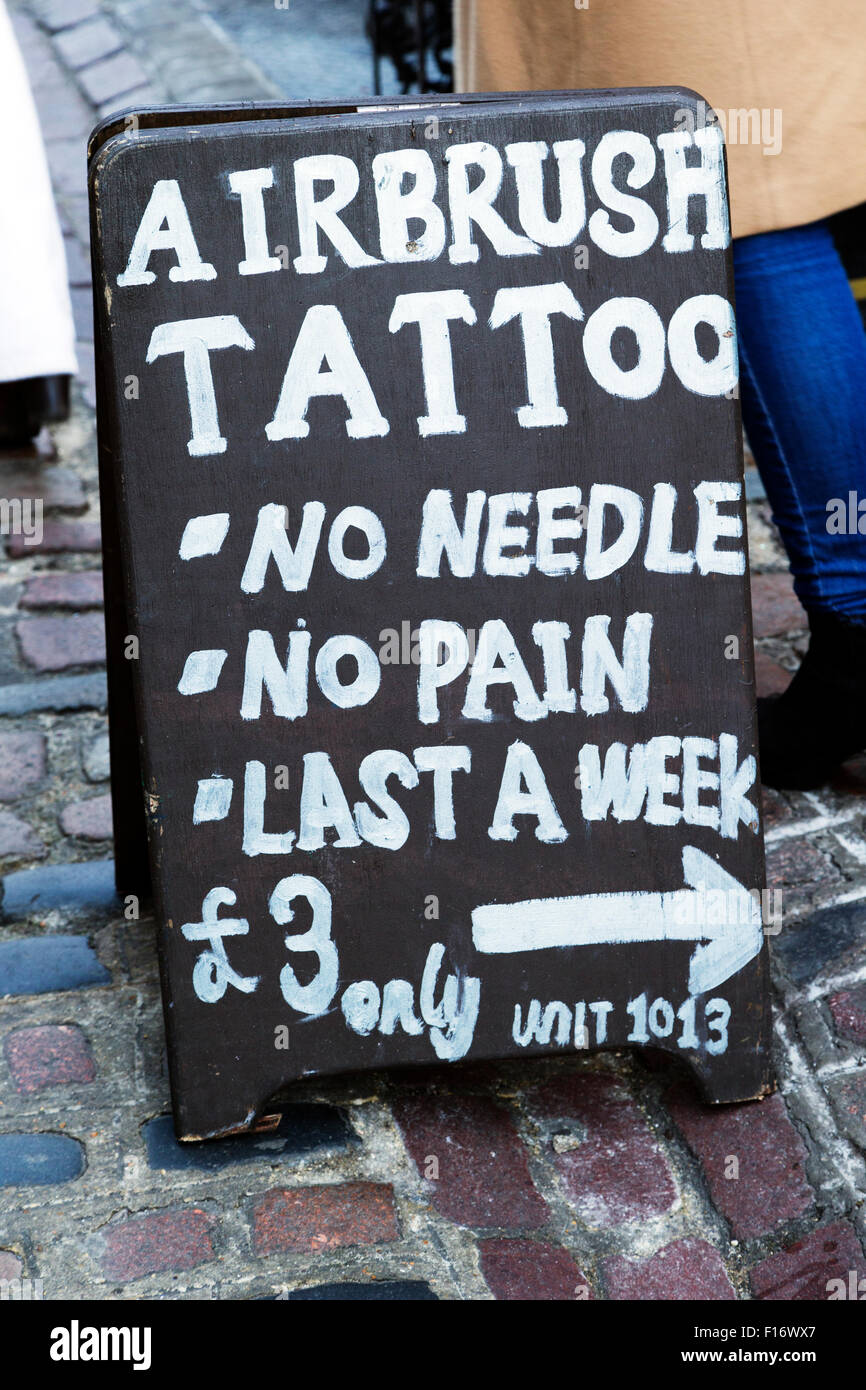 La publicité pour des non brossé, tatouage permanent Camden Market, Londres, Angleterre, Royaume-Uni Banque D'Images