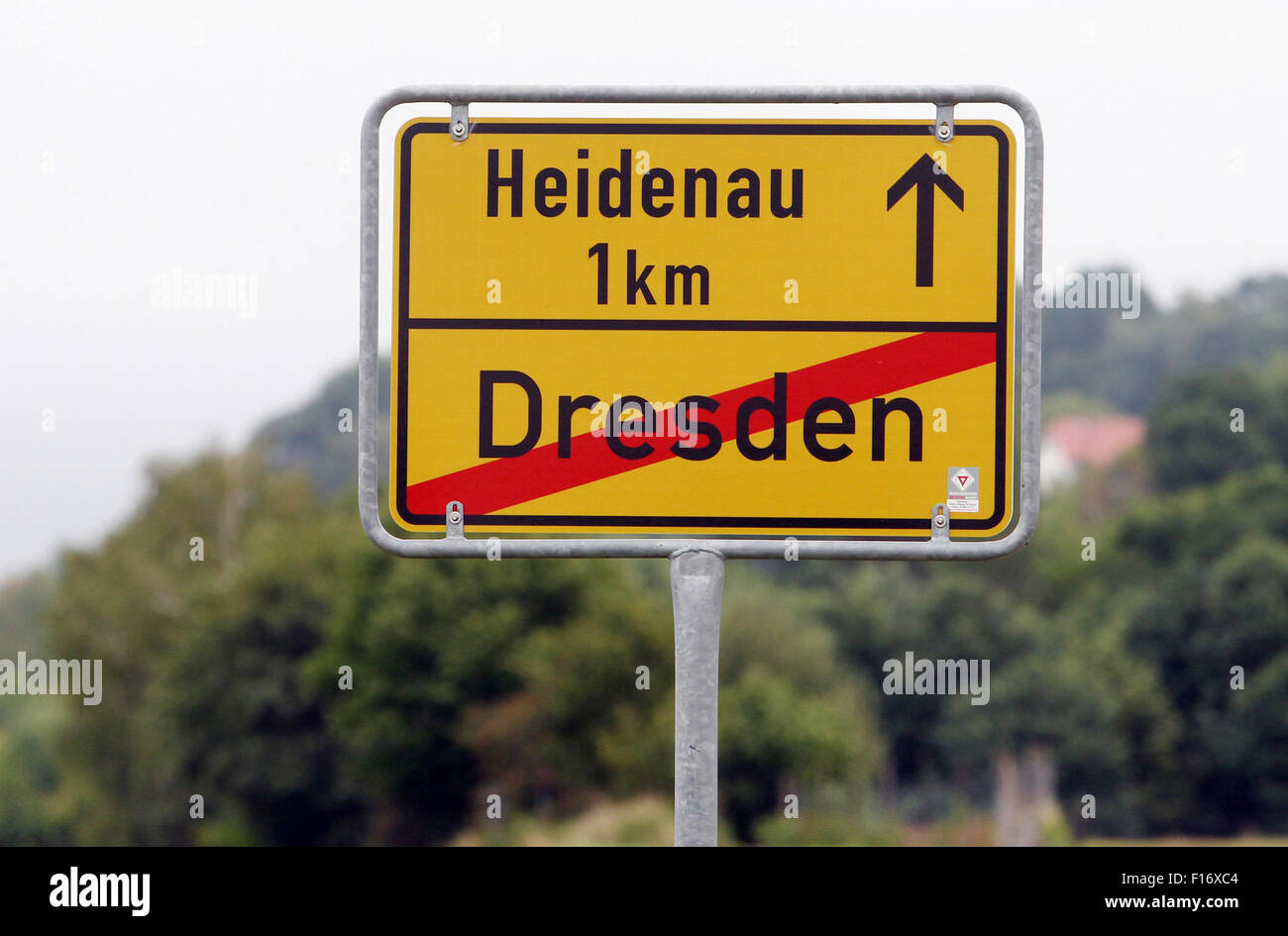 Heideau, Allemagne. Août 28, 2015. Un panneau routier de Heidenau, Allemagne, 28 août 2015. Une fête de bienvenue a été organisée par Buendnis Dresden Nazifrei (lit. Dresde ligue anti-nazi) pour vendredi, à l'hébergement des demandeurs d'asile à Heidenau. Dpa : Crédit photo alliance/Alamy Live News Banque D'Images