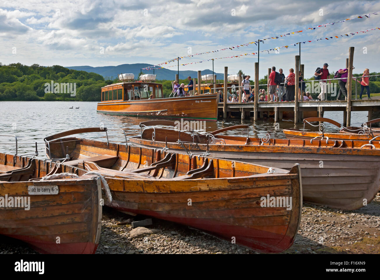 Gens touristes visiteurs sur des bateaux atterrissant au bord du lac en été Derwentwater Keswick Cumbria Angleterre Royaume-Uni GB Grande-Bretagne Banque D'Images