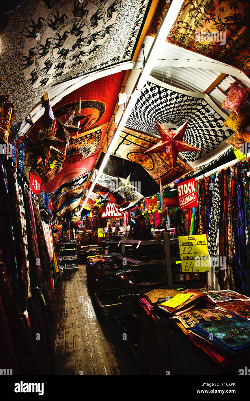 Boutique en tissu, couverts d'une moulure de plafond, Camden Market, Londres, Angleterre, Royaume-Uni Banque D'Images