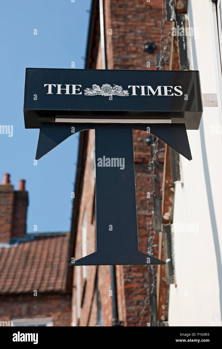 Gros plan sur le Times signe de presse signalisation à l'extérieur de Newsagent Newsagents boutique Angleterre Royaume-Uni Grande-Bretagne GB Grande-Bretagne Banque D'Images