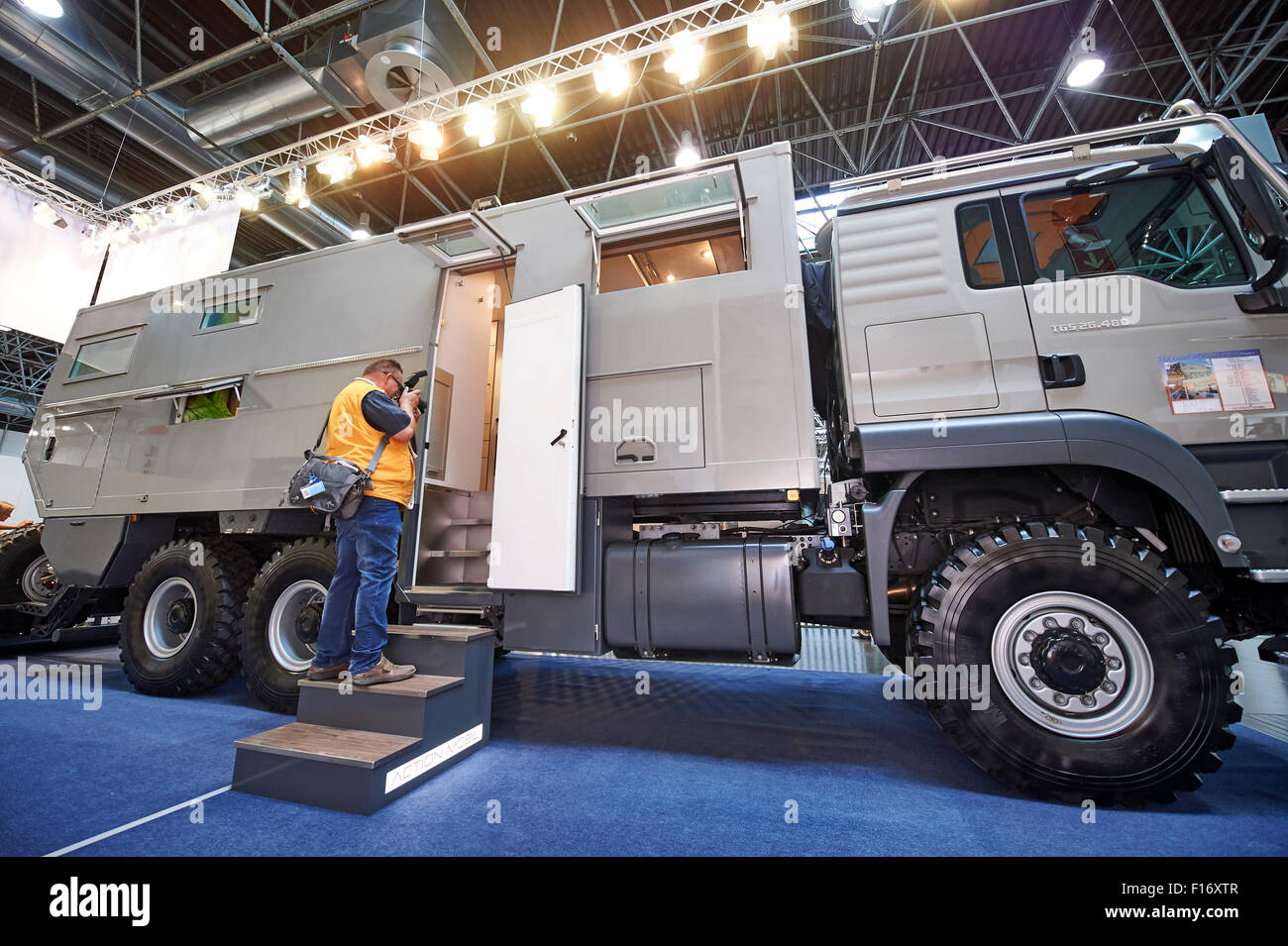 Düsseldorf, Allemagne. Août 28, 2015. Un homme prend des photos d'une action Mobil Globecruiser 7500 au 'Caravan Salon 2015" juste à Duesseldorf, Allemagne, 28 août 2015. La juste runbs à partir du 29 août 2015 au 6 septembre 2015. 170 000 visiteurs sont attendus. PHOTO : BERND THISSEN/dpa/Alamy Live News Banque D'Images