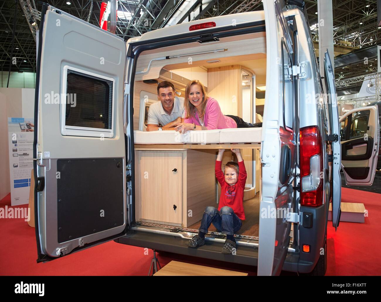 Düsseldorf, Allemagne. Août 28, 2015. Justin modèles et Carmen posent avec peu de Noé dans une action Mobil Globecruiser 7500 au 'Caravan Salon 2015" juste à Duesseldorf, Allemagne, 28 août 2015. La juste runbs à partir du 29 août 2015 au 6 septembre 2015. 170 000 visiteurs sont attendus. PHOTO : BERND THISSEN/dpa/Alamy Live News Banque D'Images