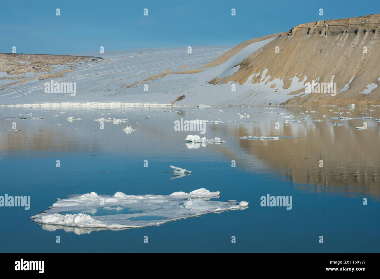 La Norvège, mer de Barents, Svalbard, Nordaustlandet. Palanderbukta (Palander Bay) 79°38'20" N et 19°38'13' E. fjord calme réflexions. Banque D'Images