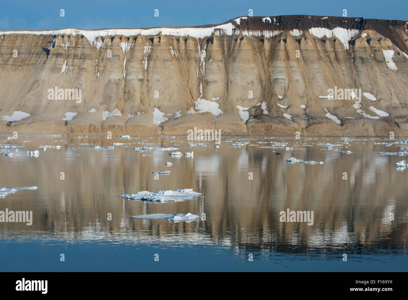La Norvège, mer de Barents, Svalbard, Nordaustlandet. Palanderbukta (Palander Bay) 79°38'20" N et 19°38'13' E. fjord calme réflexions. Banque D'Images