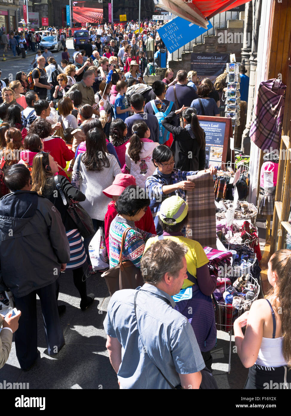 dh Lawnmarket LE ROYAL MILE EDINBURGH les touristes chinois asiatiques shopping Écossais tartan boutique de souvenirs femmes touristes d'été Banque D'Images