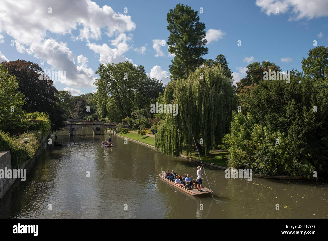 Cambridge, Cambridgeshire, Angleterre, Royaume-Uni. Promenades en barque sur la rivière Cam. 28 août 2015 barques vers Clare Bridge, Clare College Banque D'Images
